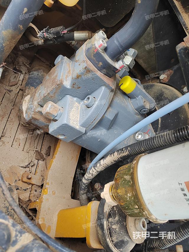 液压泵舱室正面整体（整机外观）