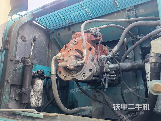 液压泵舱室正面整体（整机外观）