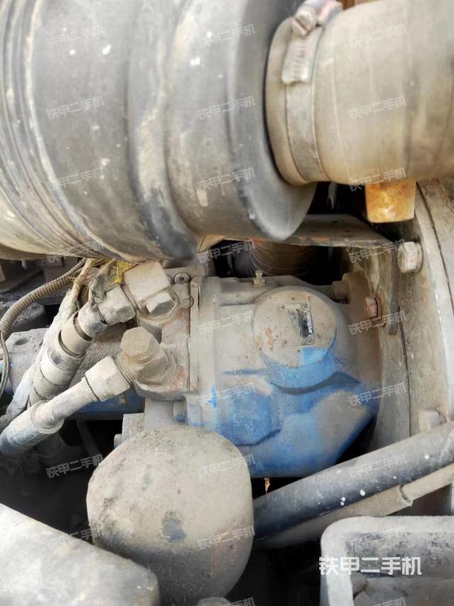 液压泵舱室正面整体（整机外观）