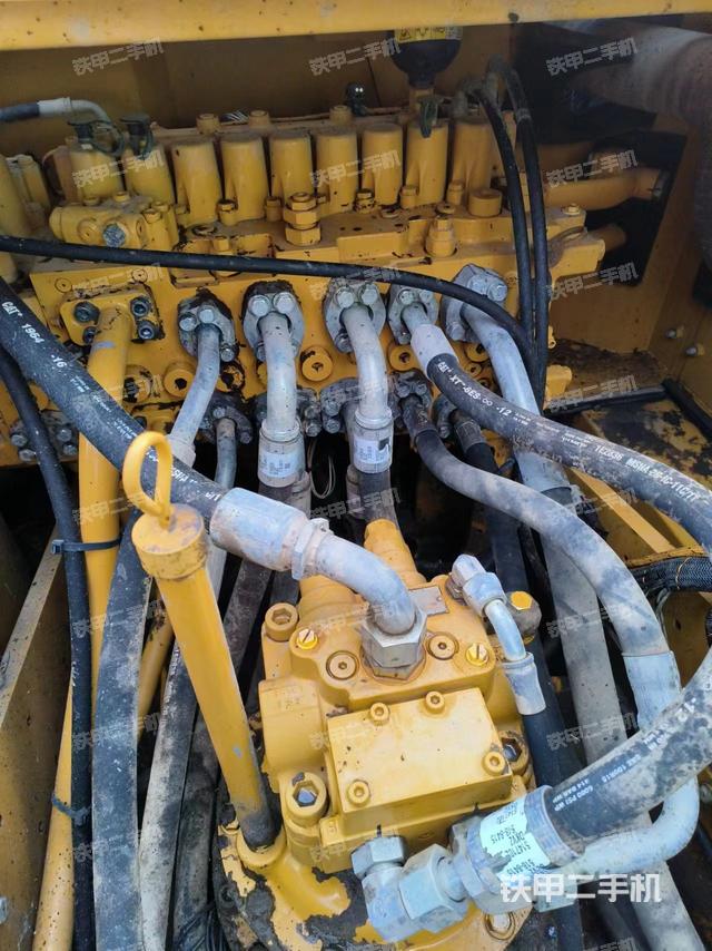 回转马达和主控阀（整机外观）