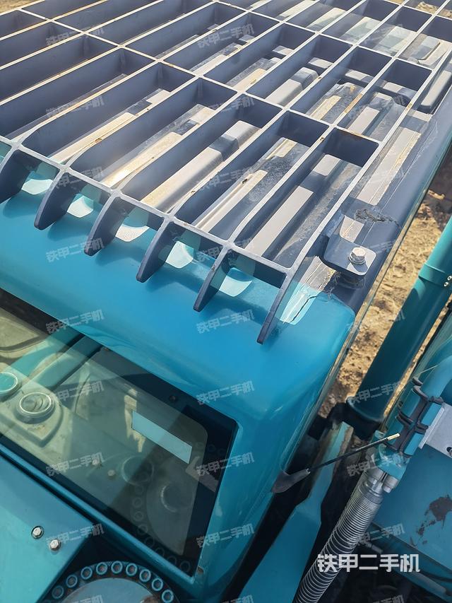 驾驶室顶部（整机外观）