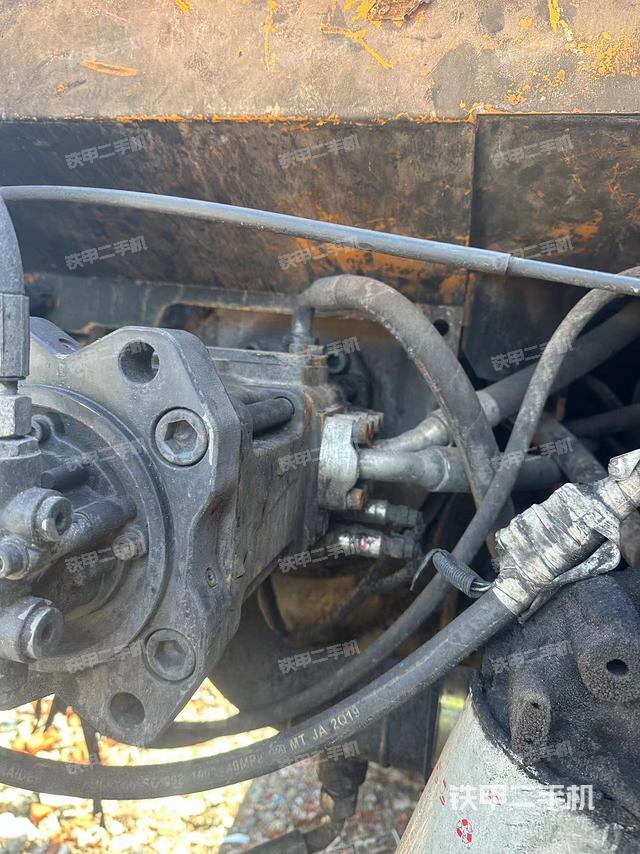 液压泵舱室正面整体（整机外观）