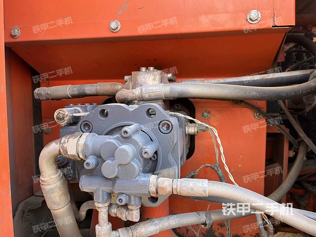 液压泵舱室正面整体（整机外观）