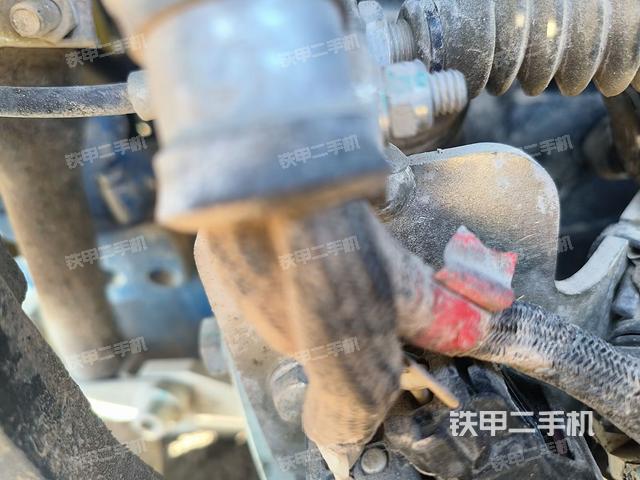 液压泵舱室正面整体（整机外观）