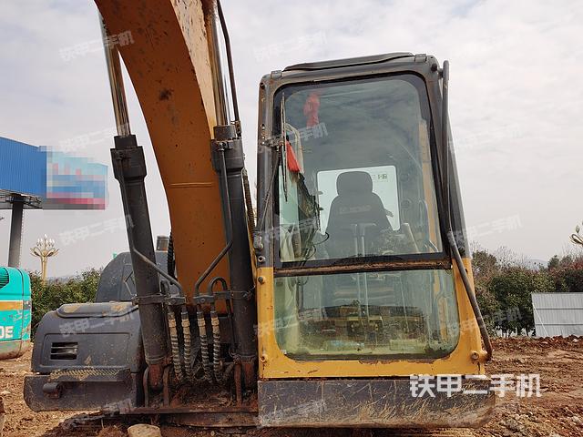 駕駛室整體(整機(jī)外觀) 駕駛室整體(整機(jī)外觀)