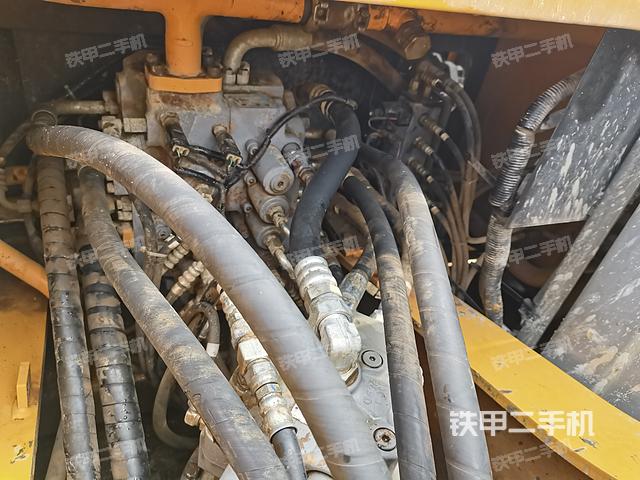 回转马达和主控阀（整机外观）