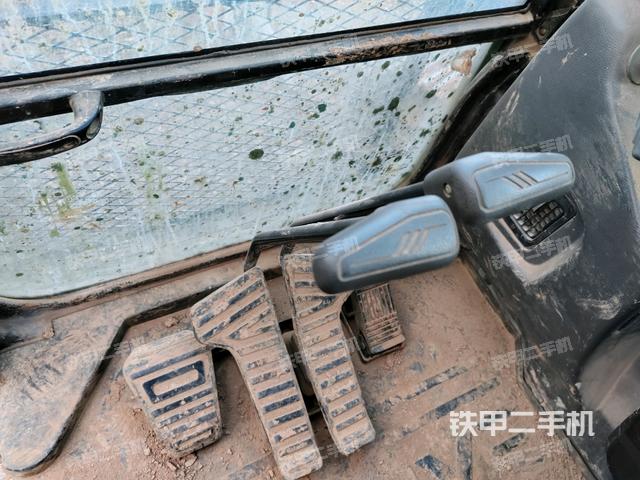 行走控制手柄和踏板 俯拍（驾驶室部分）