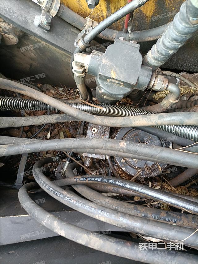 回转马达和主控阀（整机外观）