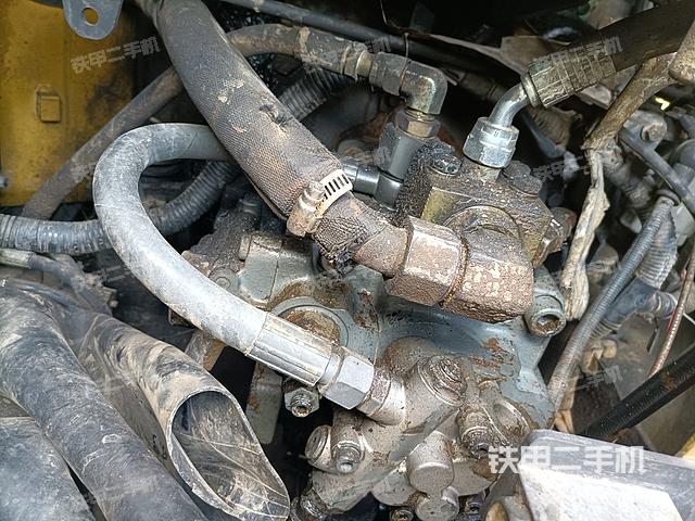 液压泵舱室正面整体（整机外观）