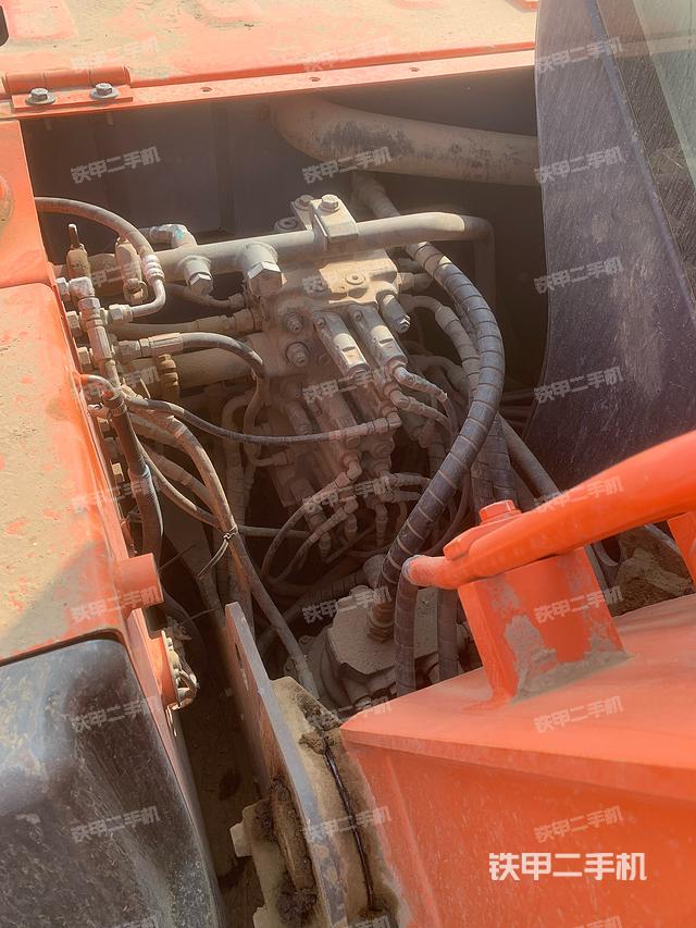 回转马达和主控阀（整机外观）