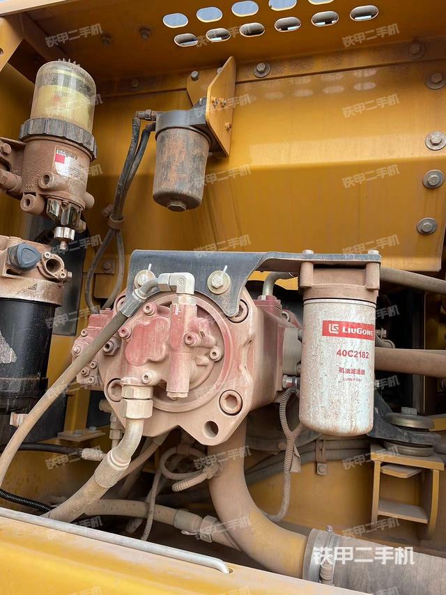 液压泵舱室正面整体（整机外观）