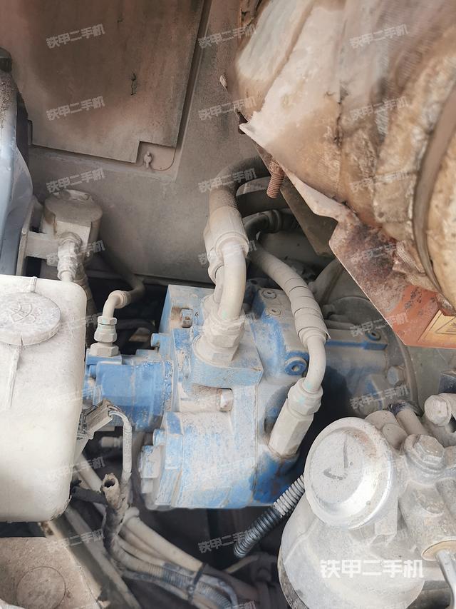 液压泵舱室正面整体（整机外观）