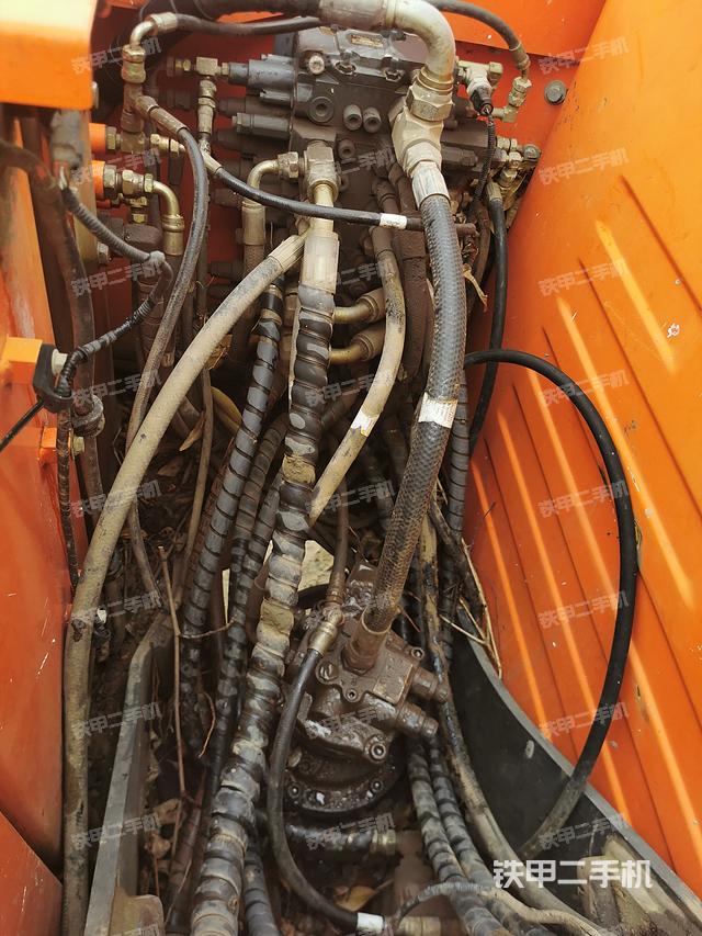 回转马达和主控阀（整机外观）