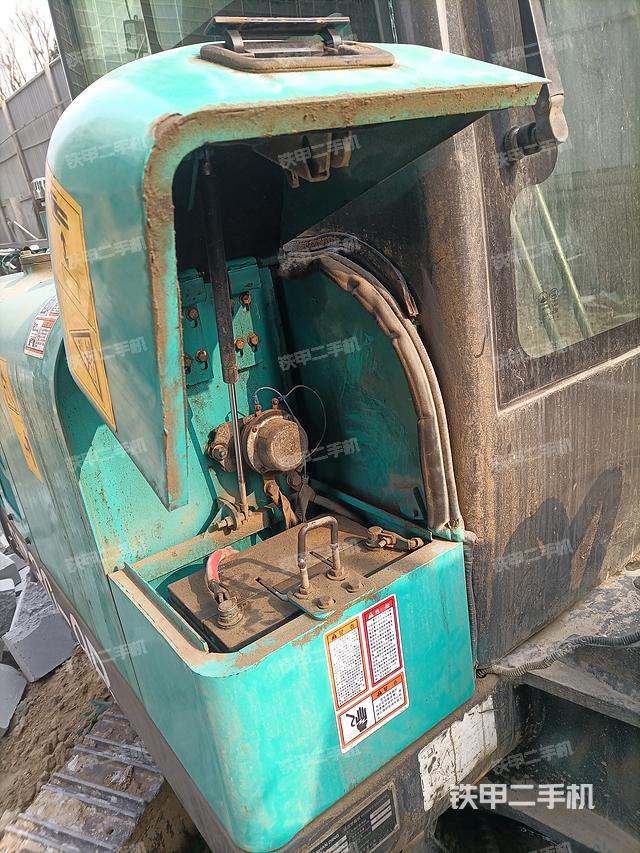 液压泵舱室正面整体（整机外观）