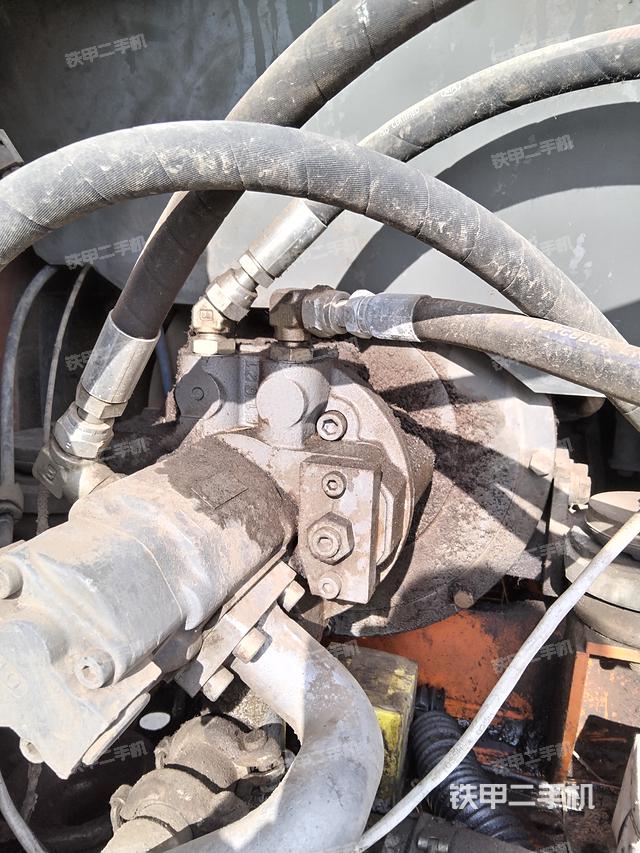 液压泵舱室正面整体（整机外观）