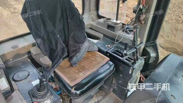 驾驶室操作台（设备外观及核心部件）