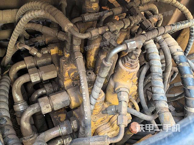 回转马达和主控阀（整机外观）