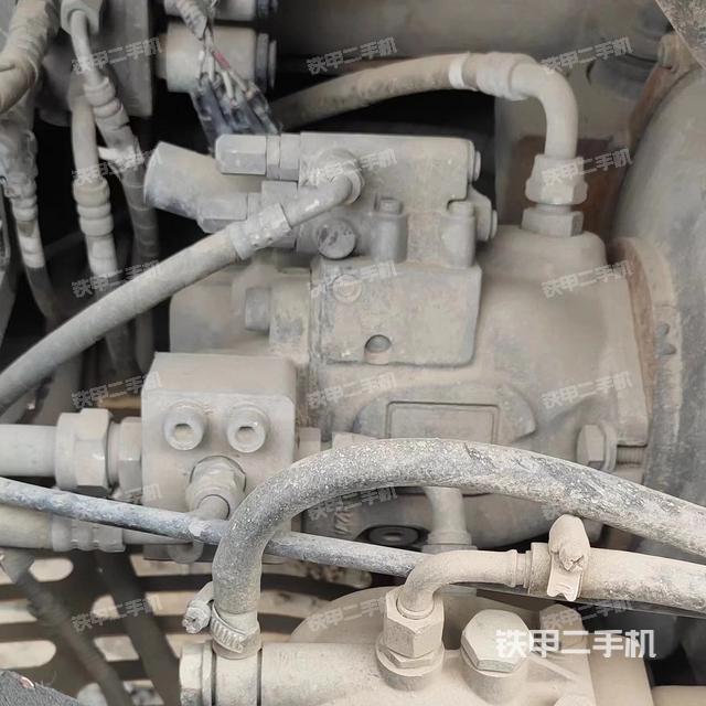 液压泵舱室正面整体（整机外观）