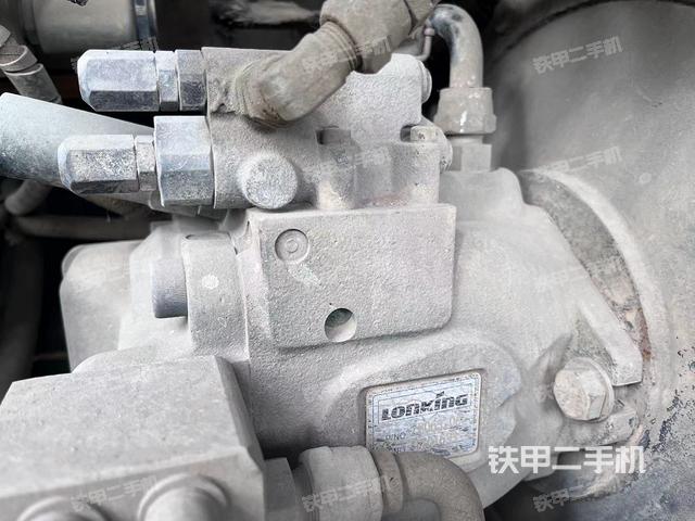 液压泵舱室正面整体（整机外观）