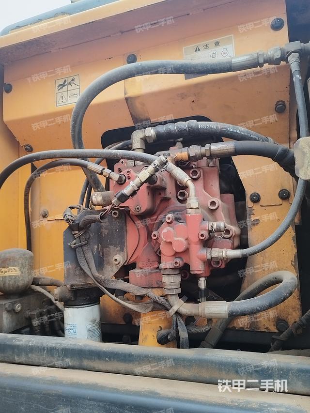 液压泵舱室正面整体（整机外观）