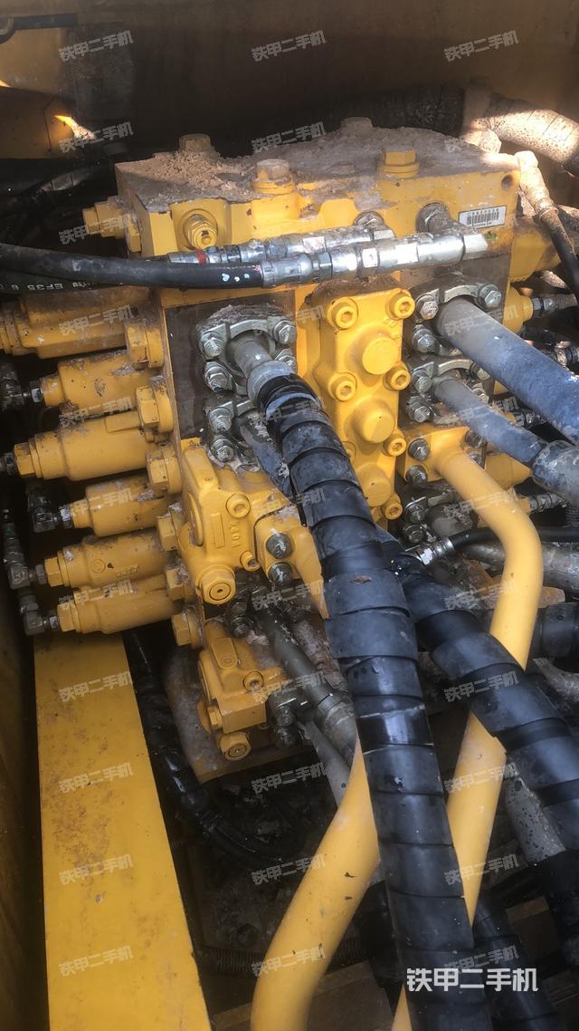 液压泵舱室正面整体（整机外观）