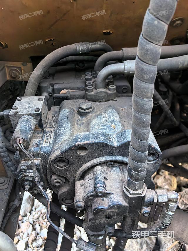 液压泵舱室正面整体（整机外观）