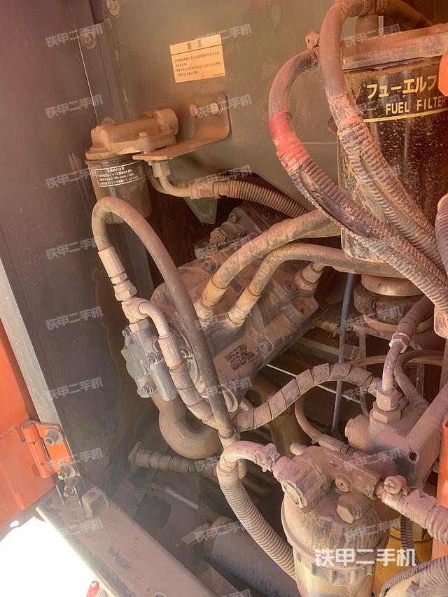 液压泵舱室正面整体（整机外观）