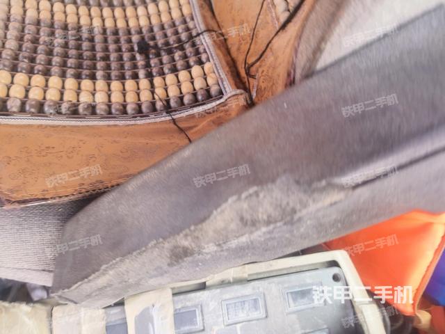 行走控制手柄和踏板 俯拍（驾驶室部分）