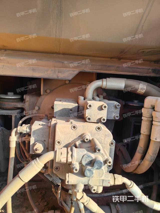 液压泵舱室正面整体（整机外观）