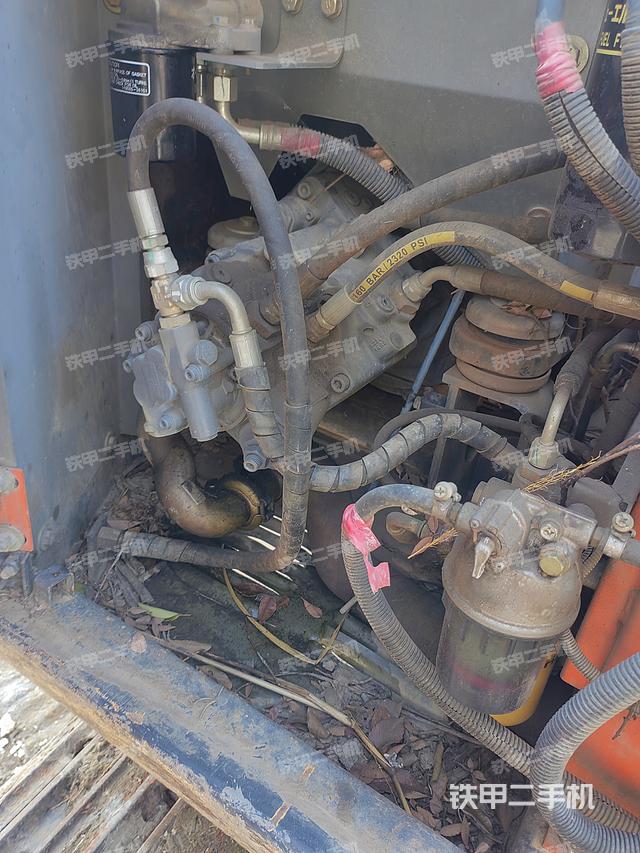 液压泵舱室正面整体（整机外观）