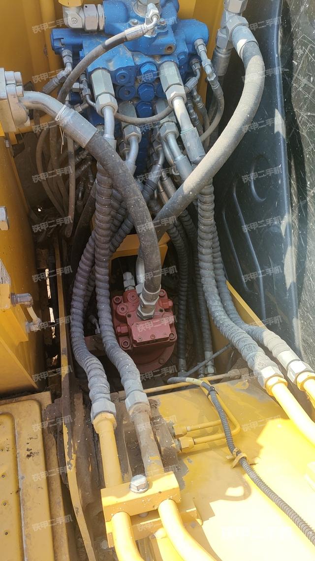 回转马达和主控阀（整机外观）