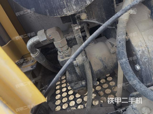 液压泵舱室正面整体（整机外观）