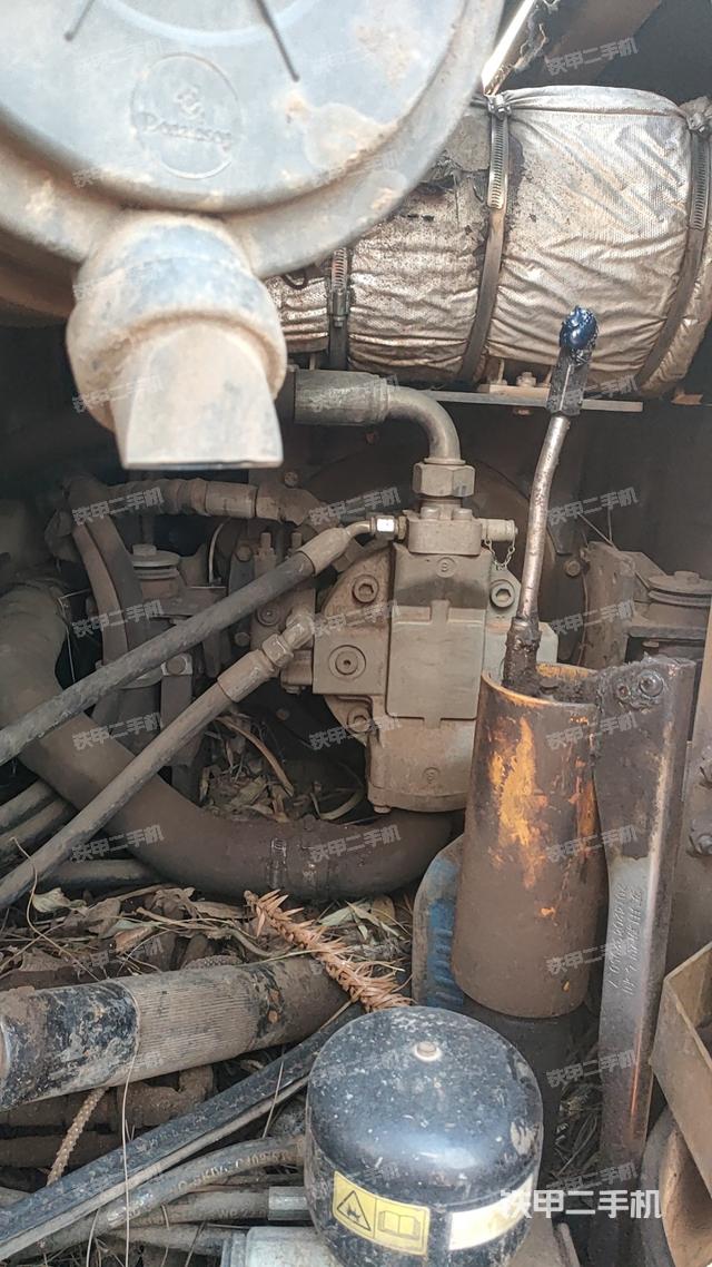 液压泵舱室正面整体（整机外观）