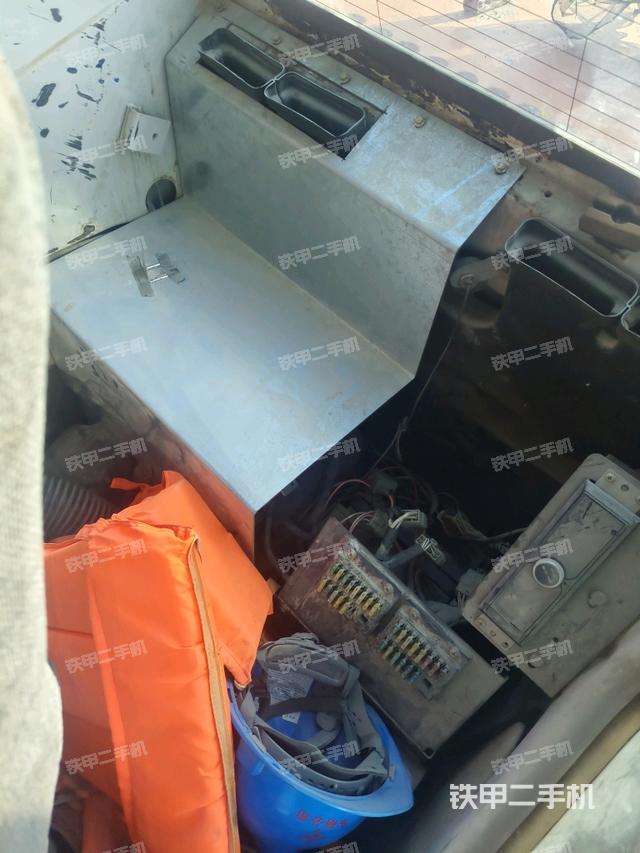 座椅右侧控制台/钥匙门/油门/含右手柄（驾驶室部分）