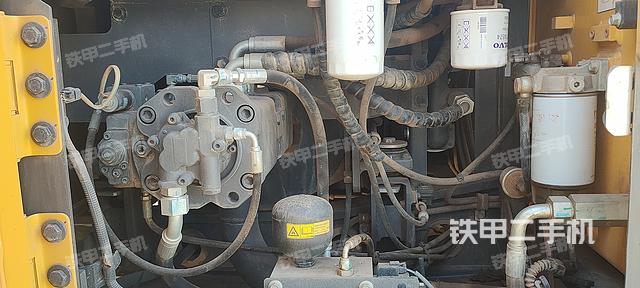 液压泵舱室正面整体（整机外观）