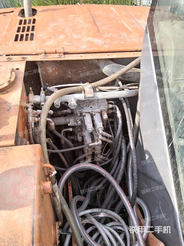 回转马达和主控阀（整机外观）