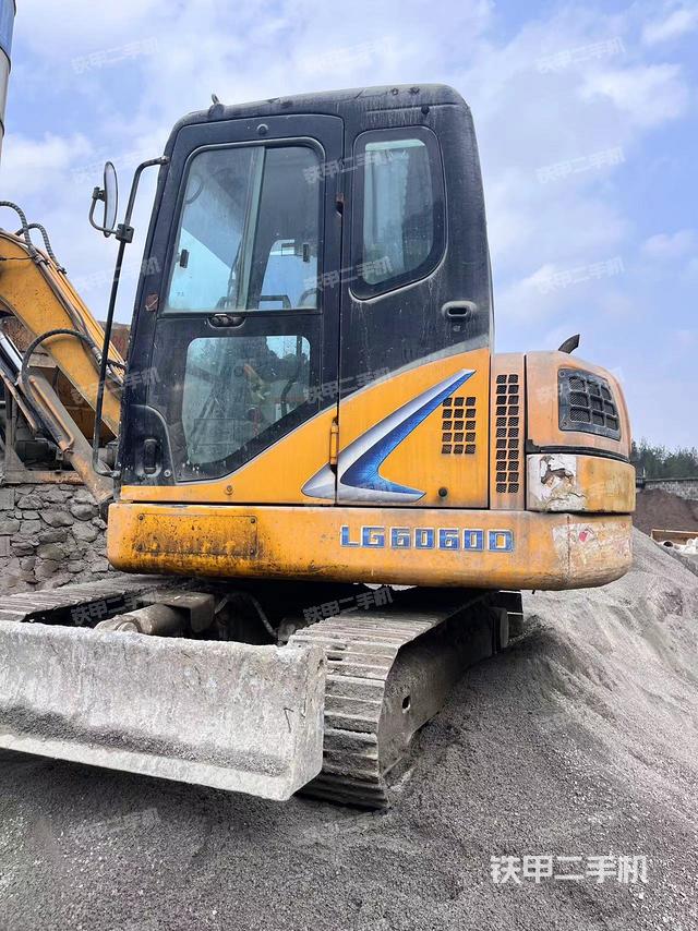 驾驶室整体（整机外观）