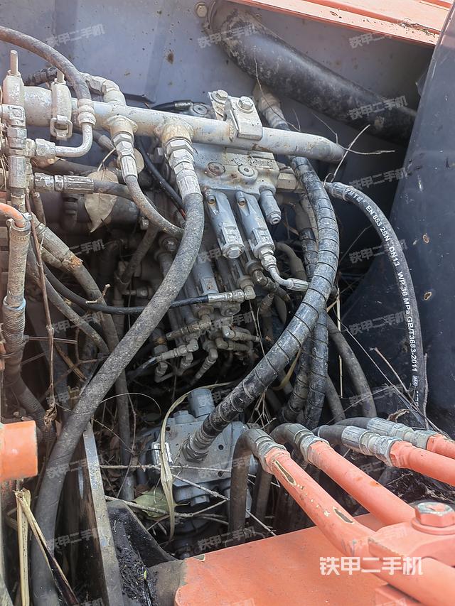 回转马达和主控阀（整机外观）