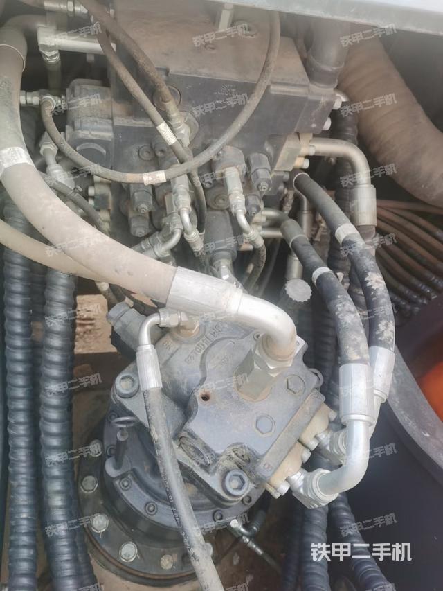 回转马达和主控阀（整机外观）