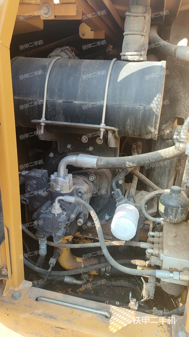 液压泵舱室正面整体（整机外观）