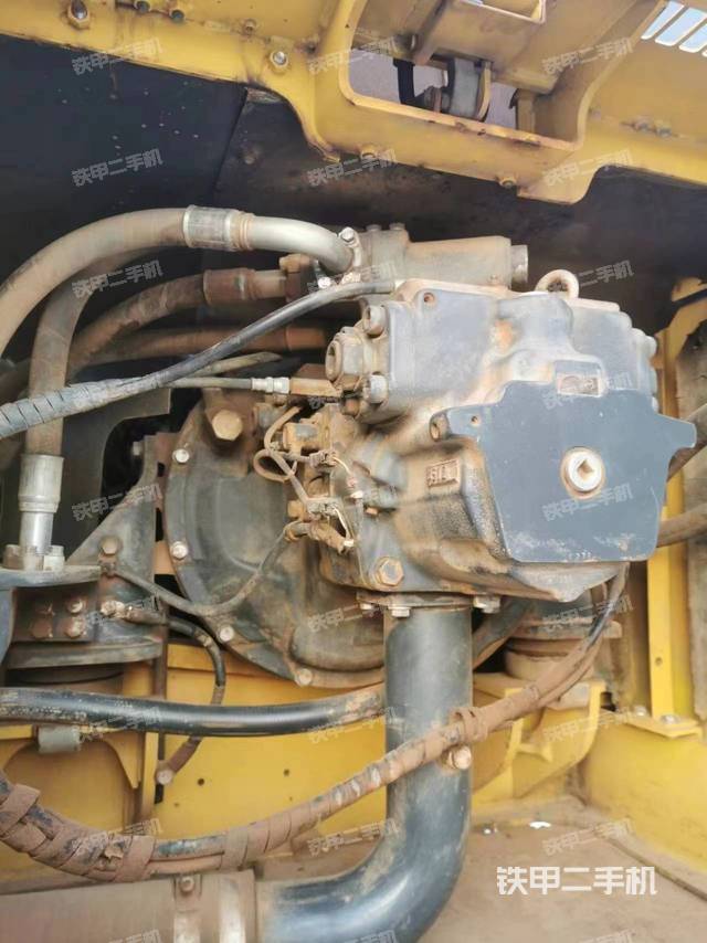 液压泵舱室正面整体（整机外观）