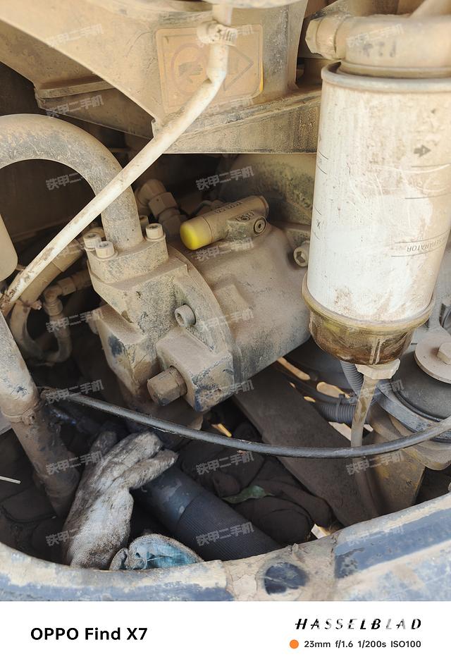 液压泵舱室正面整体（整机外观）