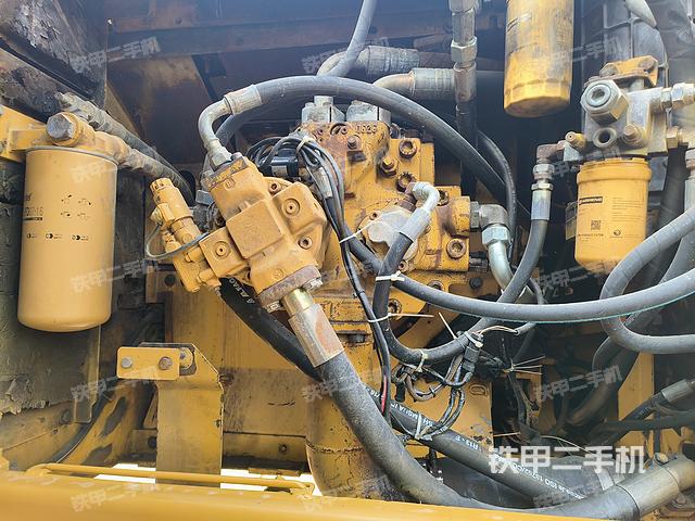 液压泵舱室正面整体（整机外观）