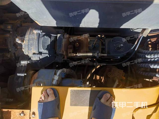 液压泵舱室正面整体（整机外观）