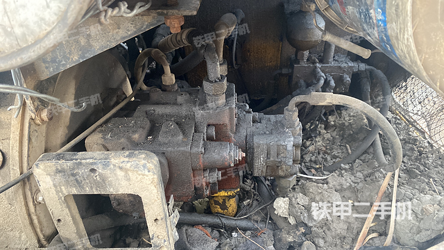 液压泵舱室正面整体（整机外观）