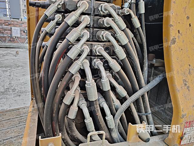 回转马达和主控阀（整机外观）