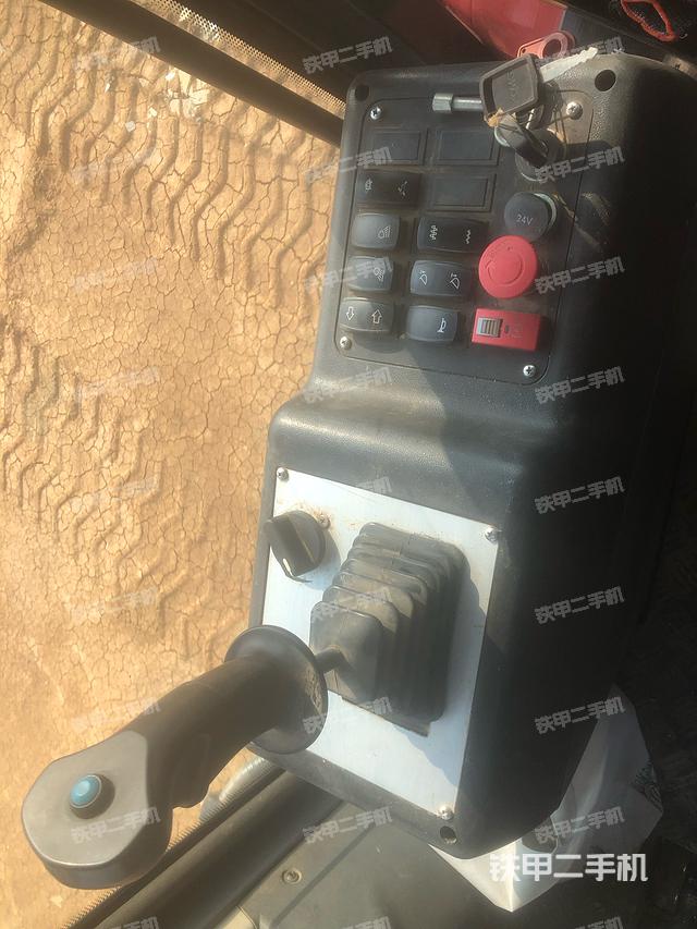 驾驶室操作台（设备外观及核心部件）