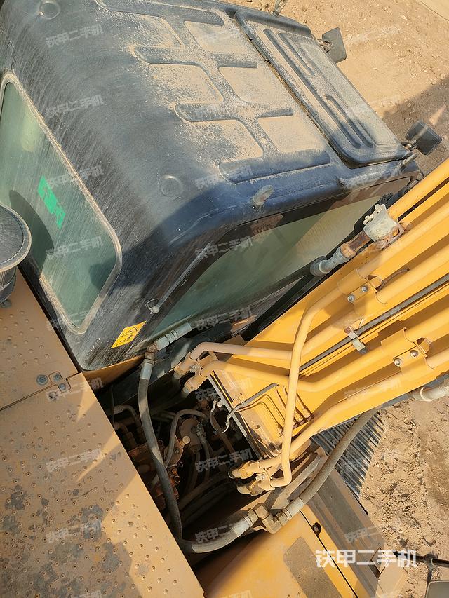 駕駛室頂部(整機(jī)外觀) 駕駛室頂部(整機(jī)外觀)