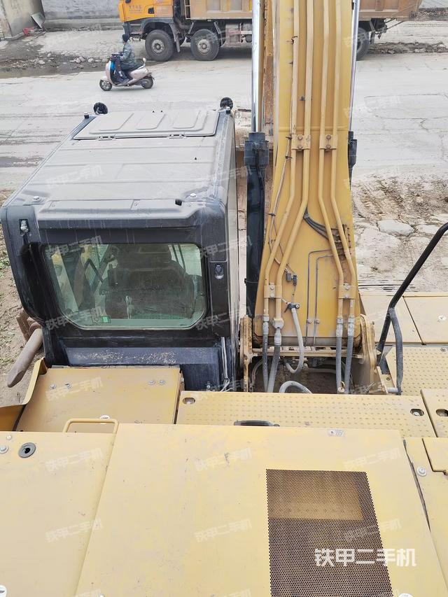 驾驶室顶部（整机外观）