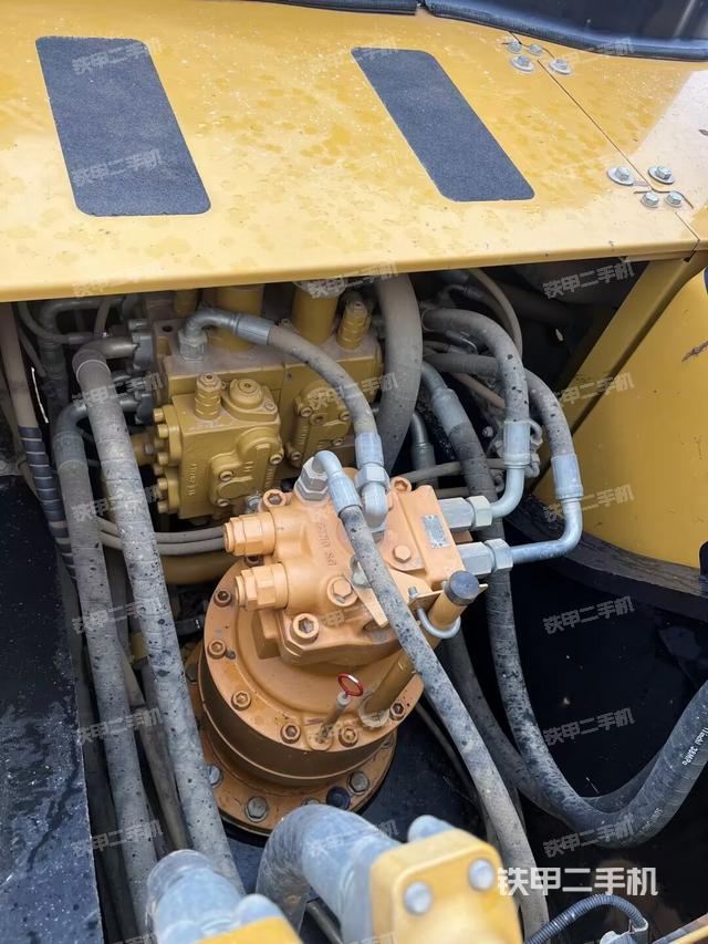 回转马达和主控阀（整机外观）